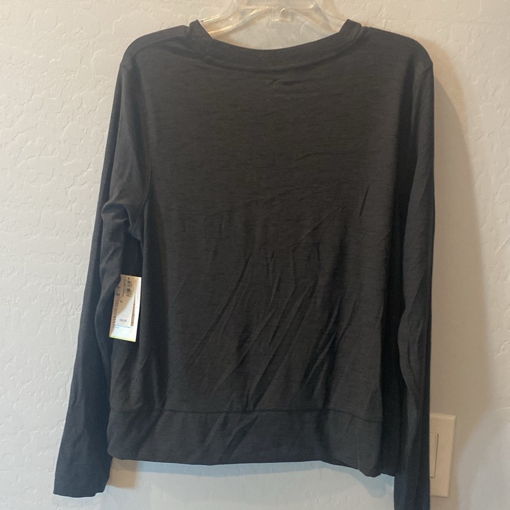 New Old Navy Breathe On top - Picture 4 of 6